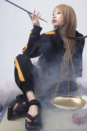 オレンジのラインを入れた黒のジャージの上下