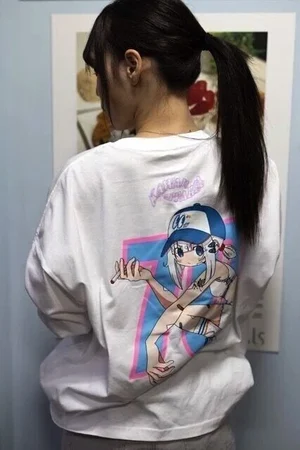 背中にキャラクターのイラストを大きくプリントした白いロングTシャツ