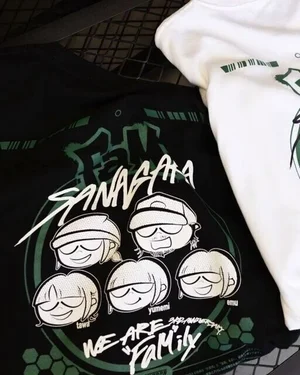 「SANAGARA」のメンバーのイラストをプリントした黒いTシャツ