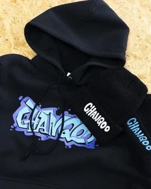 「CHANQOO」のロゴをプリントした黒いパーカー