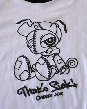 アリのキャラクターと「That's Sick!」の線画をプリントした白いTシャツ