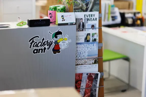 Factory ant の受付。ロゴの看板とカタログを置いたカウンター
